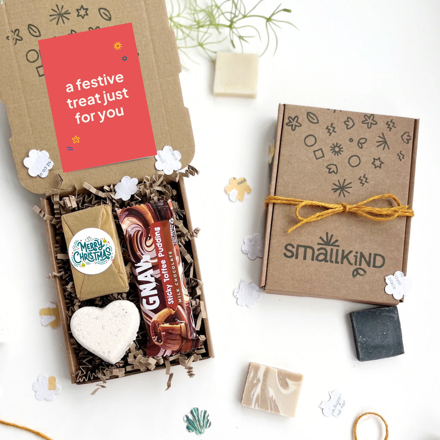Smallkind deluxe merry christmas hug in a box with bath bomb, soap bar, chocolate bar and a card on a white background