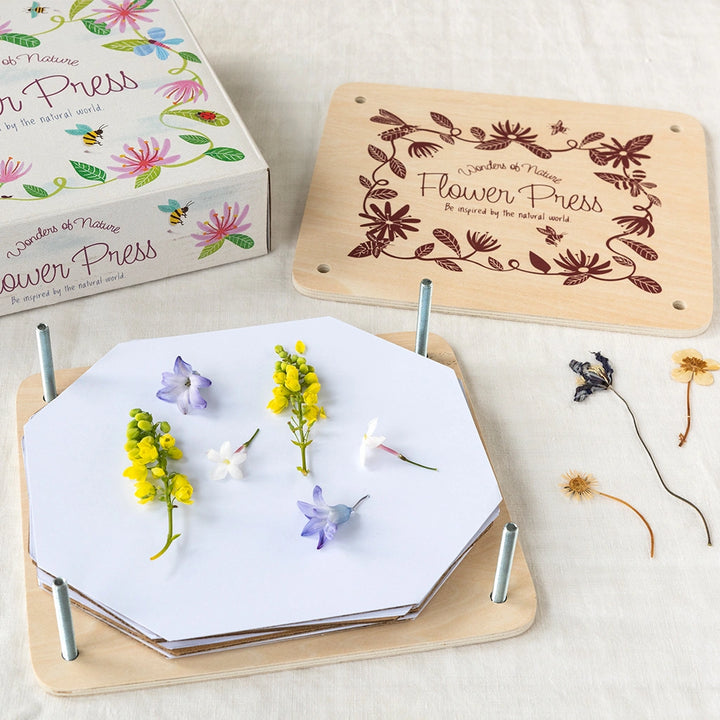 wooden flower press kit with flowers ready to press and a printed card gift box. For children age 3+
